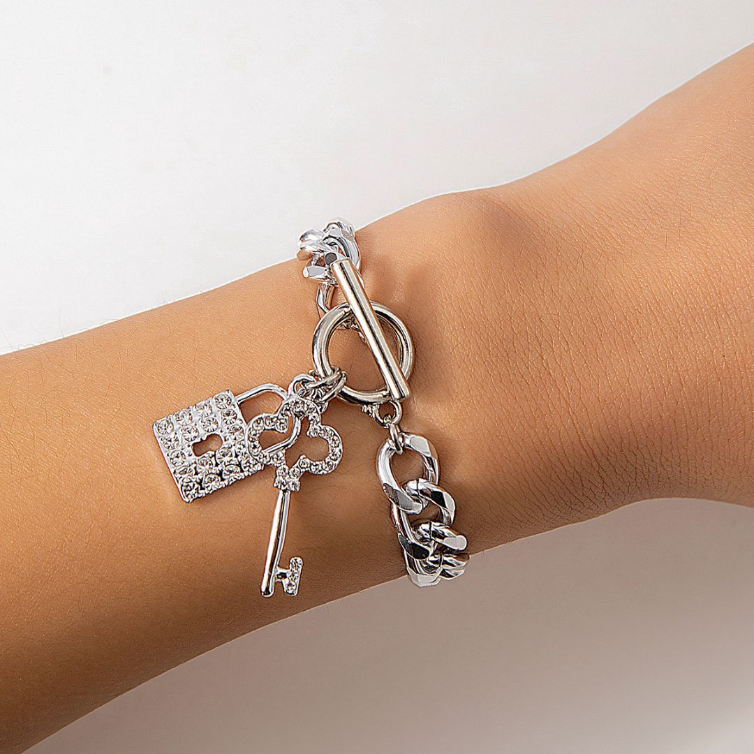 LockLuxe™ – Bold Chain Bracelet with Key Pendant