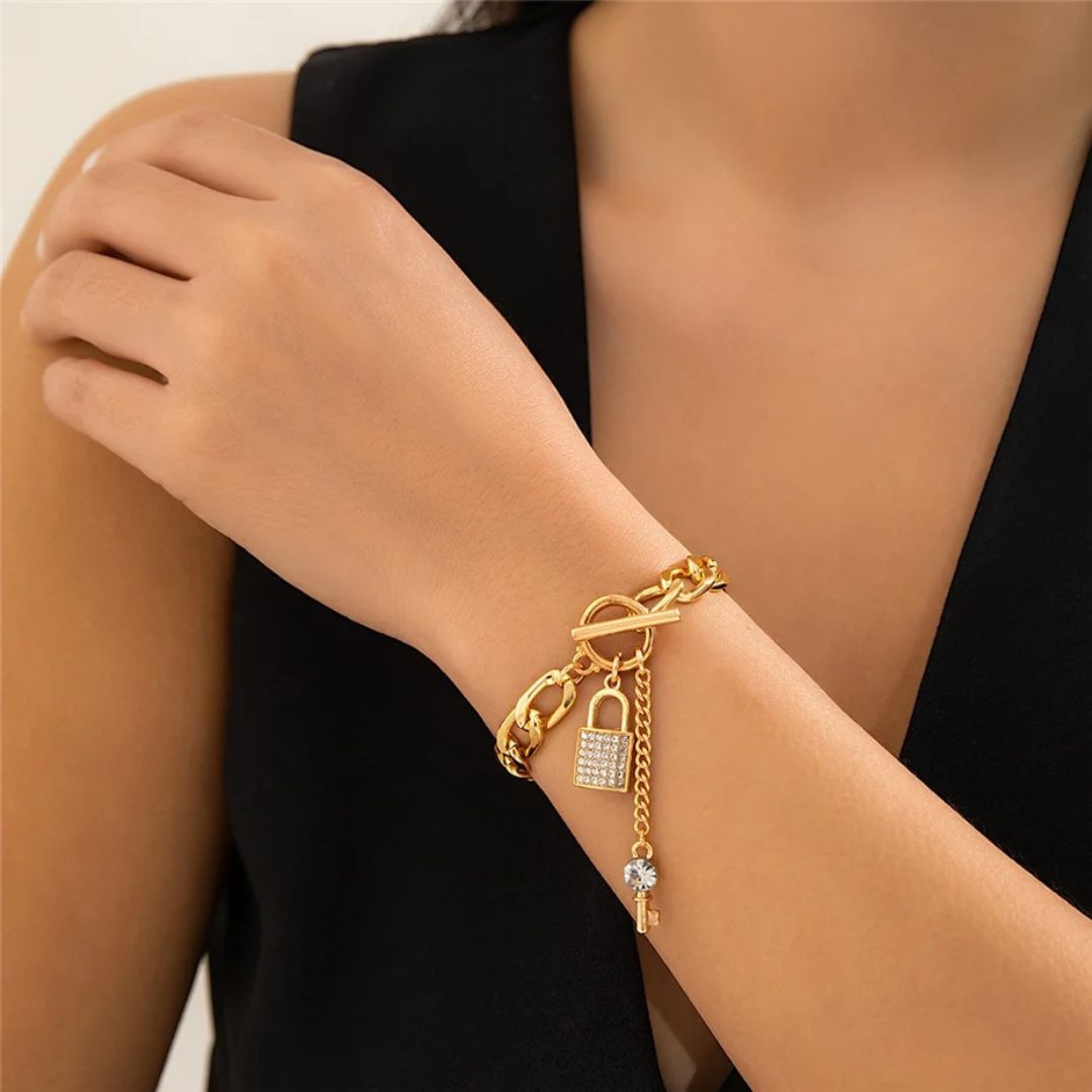 LockLuxe™ – Bold Chain Bracelet with Key Pendant