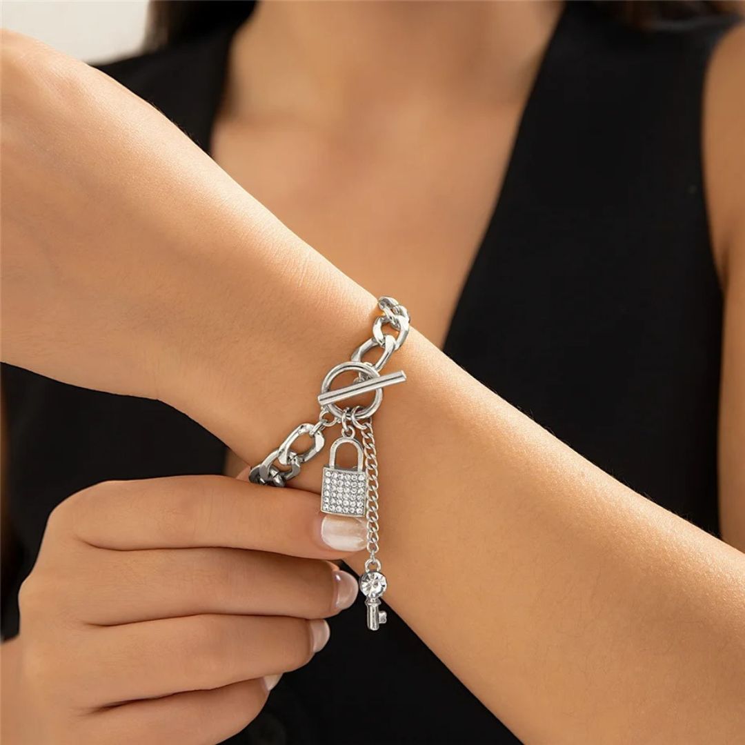 LockLuxe™ – Bold Chain Bracelet with Key Pendant